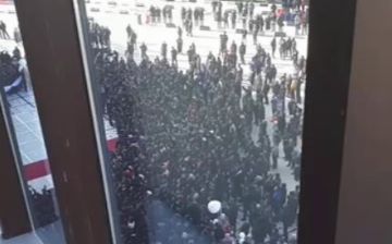 Черная пятница по-узбекски: жители столицы забыли про коронавирус в желании получить бесплатный плов - видео