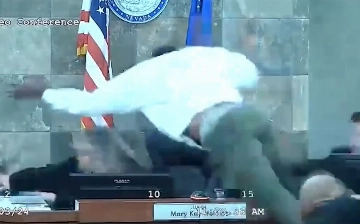 В США мужчина напал на судью при вынесении приговора