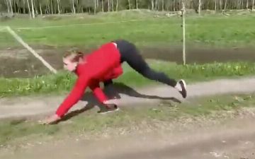 Девушка из Норвегии передвигается на четвереньках и участвует в забегах с другими людьми