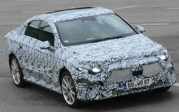Обновленный электрический седан Mercedes-Benz EQA в камуфляже заметили в пробке