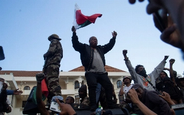 Президент Мадагаскара покинул страну на фоне массовых протестов