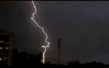 В Ташкентскую телебашню ударила молния