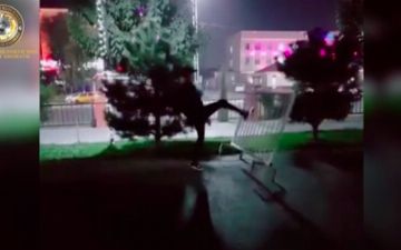 В Андижане трое парней ради количества подписчиков в TikTok стали разрушать сквер и поплатились