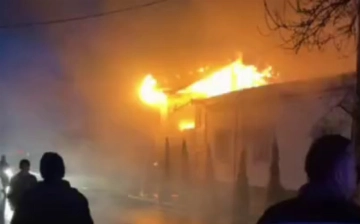 Под Ташкентом загорелись сразу три жилых дома
