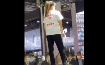 В Китае девушка залезла на автомобиль Tesla и протестовала против компании