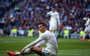 Роналду cнова выкинул капитанскую повязку после матча 