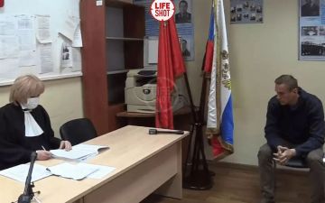 Суд над Навальным в отделе полиции: ему начали избирать меру пресечения