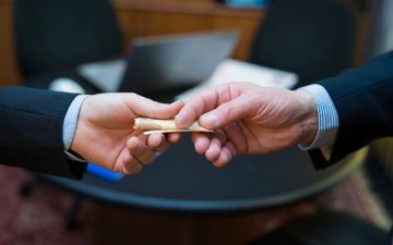 Закон: В Узбекистане родственники граждан, сообщивших о фактах коррупции, также будут находиться под защитой государства