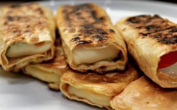 Рецепт вкусных рулетиков из лаваша с сыром на завтрак