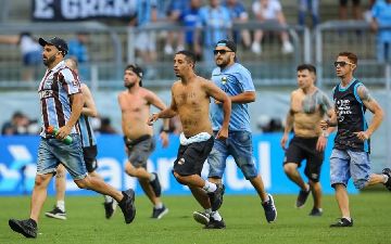 Бразильские фанаты сломали оборудование VAR после отмененного гола - видео 