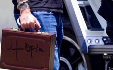 Охранник Трэвиса Скотта носит чемодан, прикованный наручниками к его руке