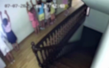 В Ташкенте воспитательница частного детсада поставила детей к стене с поднятыми руками