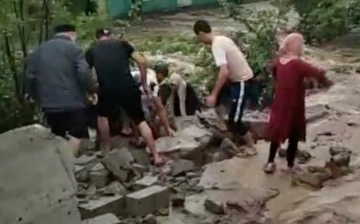 В Намангане на девушек обрушилась стена дома во время схода селя: одна из них погибла