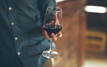 Ученые назвали наименее опасный для сердца алкогольный напиток