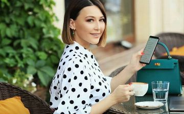 День знаний: показываем, как Лола Юлдашева проводила детей в школу - фото