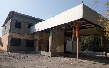 В Андижанской области сотрудники БПИ конфисковали здание АЗС за долги в десятки миллионов сумов