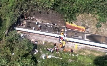 На востоке Тайваня пассажирский поезд сошел с рельсов