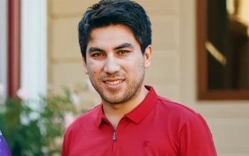 «Мне нужна сумка, чтобы туда поместился миллиард сумов»: Ахад Каюм в поисках подходящего аксессуара – видео 