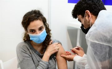 Израиль стал первой страной, где привились более половины жителей