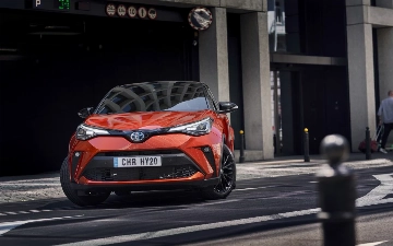 Посмотрите на первые изображения обновленного Toyota C-HR
