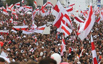 150 тысяч беларусов против действующей власти и Лукашенко с автоматом: в Беларуси прошел 15-й день протестов 
