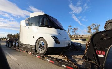 Опубликованы фотографии нового прототипа беспилотного электротрака Tesla Semi