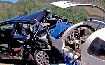 В США самолет упал на автомобиль — видео 