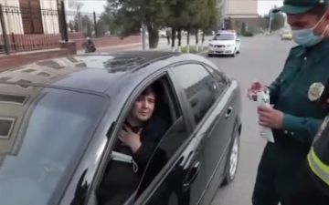 Самаркандские сотрудники ДПС раздают маски водителям и пассажирам