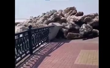 Глыбы амурского льда «захватили» набережную Хабаровска