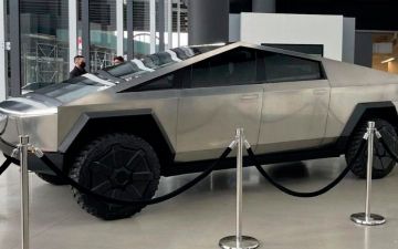 Илон Маск прокатился по Нью-Йорку на Cybertruck