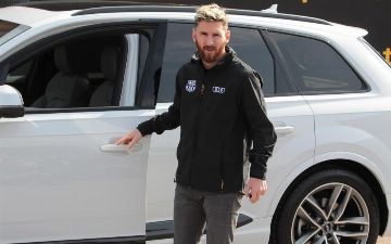 «Маленький» Месси со своим огромным автопарком: узнайте, какие машины есть у футболиста