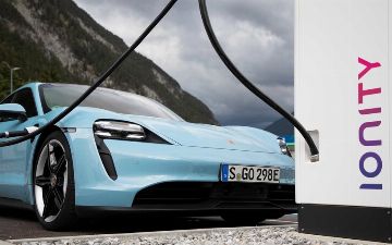 Porsche скрывает от своих клиентов большие проблемы машин: они могут сгореть