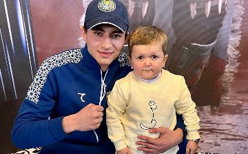 «Сейчас будем моросить»: Хасбик поездил по Ташкенту за рулем с олимпийским чемпионом – видео