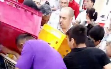 В «Корзинке» покупатели чуть не подрались за сахар — видео