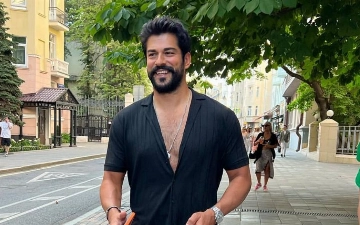 Бурака Озчивита в Ташкенте окружила толпа поклонников — видео