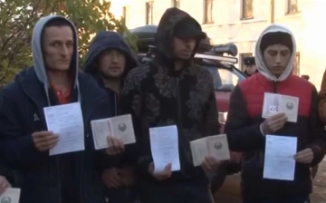 Работающих на российском заводе узбекистанцев пытаются отправить на войну: они просят помощи президента — видео