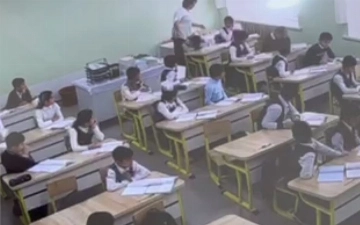 В Бухаре преподаватель избила почти весь класс — видео