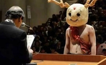 В японском университете выпускники пришли на церемонию в самодельных костюмах – фото