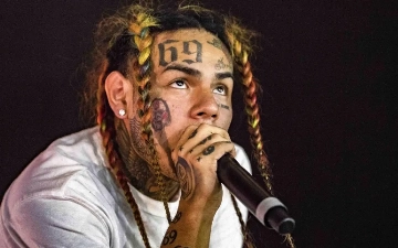 Рэпера 6ix9ine избили в спортзале во Флориде