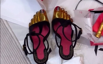 «Туфли с золотыми пальцами и украшение с пальцем рук»: Муниса Ризаева похвасталась покупками от Schiaparelli