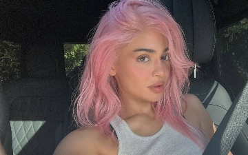 Кайли Дженнер перекрасилась в розовый цвет