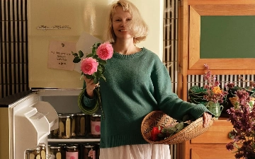 Памела Андерсон представила уникальные маринованные огурцы «Соленья Памелы»