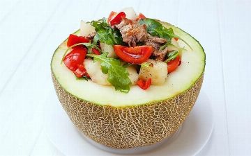 Диетолог рассказала о странном способе есть дыню с салатом