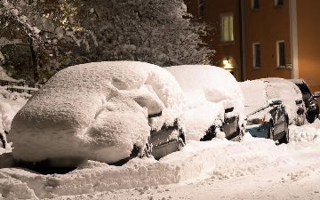 Маловероятно, но все же: вот, что вам нужно делать, если машина застряла в снегу