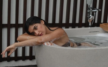 Leo17 поделилась «горячими» фото, на которых позирует в ванной