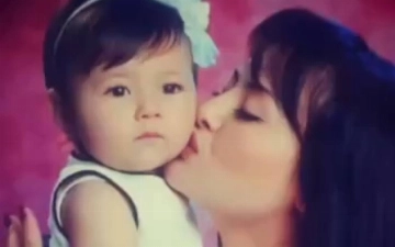 Шахло Зоирова поделилась архивным фото с дочерью в ее день рождения