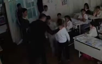 В Бухаре мужчина пришел в школу и избил одноклассников своего сына