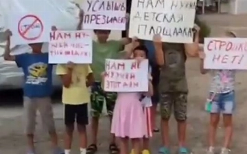 На Юнусабаде дети с плакатами выступили против строительства дома (видео)