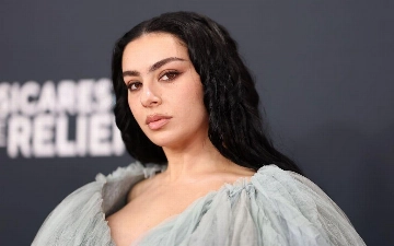 Charli XCX выпустила клип на Party 4 U спустя пять лет после релиза