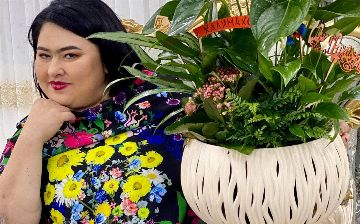 Халима прыгнула в бассейн с телефоном в руках – видео